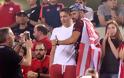 Ο Πάνος Αργιανίδης και η αστεράτη μπλούζα του στο πλευρό του Ολυμπιακού - Φωτογραφία 3