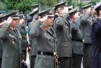 «Χαράτσι» 2.000 ευρώ στους στρατιωτικούς για να πληρώνουν τις... στολές τους - Φωτογραφία 1