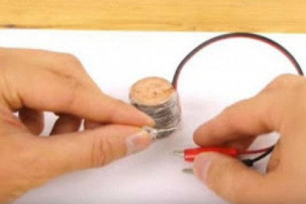 Χρήσιμο: Δείτε πως μπορείτε να δημιουργήσετε μια μπαταρία χρησιμοποιώντας κέρματα [video] - Φωτογραφία 1