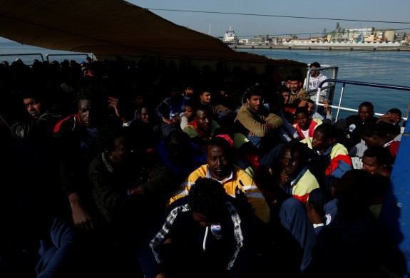 Φρίκη στη Σικελία: Δουλέμποροι δολοφόνησαν 21χρονο μετανάστη για ένα καπέλο - Συγκλονιστικές εικόνες - Φωτογραφία 8