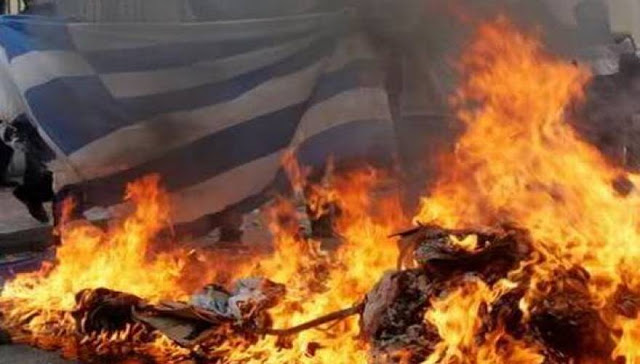 Αλβανοί του UÇÇ έκαψαν την ελληνική σημαία στους Άγιους Σαράντα της Αλβανίας - Φόβοι για πογκρόμ κατά των Ελλήνων - Φωτογραφία 1