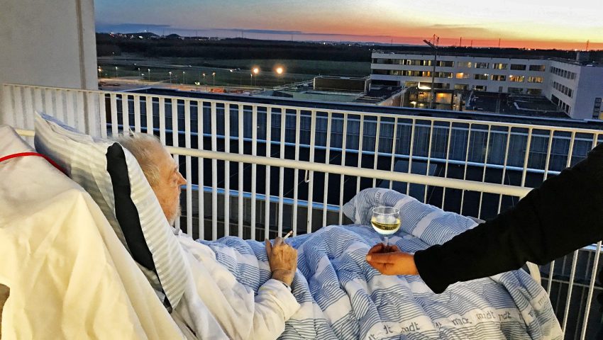 Ένα κρασί, ένα τσιγάρο και ένα ηλιοβασίλεμα: η τελευταία επιθυμία ενός ετοιμοθάνατου που έγινε viral! [photos] - Φωτογραφία 1