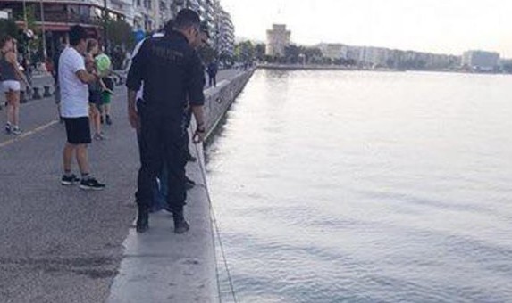 Άντρας ανέσυρε νεκρή γυναίκα από το Θερμαϊκό στο κέντρο της Θεσσαλονίκης - Φωτογραφία 1