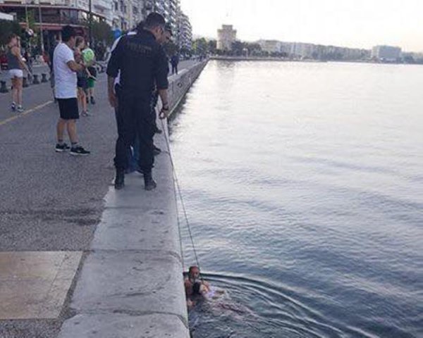 Άντρας ανέσυρε νεκρή γυναίκα από το Θερμαϊκό στο κέντρο της Θεσσαλονίκης - Φωτογραφία 2