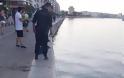 Άντρας ανέσυρε νεκρή γυναίκα από το Θερμαϊκό στο κέντρο της Θεσσαλονίκης