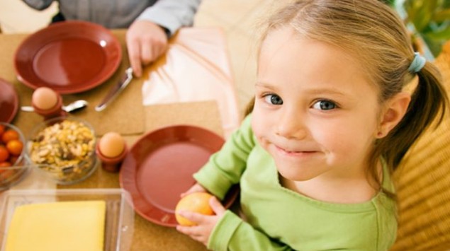 Πώς θα μάθετε το παιδί να τρώει νέα φαγητά - Φωτογραφία 1