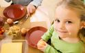 Πώς θα μάθετε το παιδί να τρώει νέα φαγητά