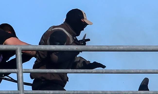 Εικόνα σοκ: Η στιγμή που χούλιγκαν του ΠΑΟΚ μαχαιρώνει οπαδό της ΑΕΚ - Φωτογραφία 1