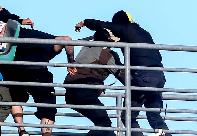 Εικόνα σοκ: Η στιγμή που χούλιγκαν του ΠΑΟΚ μαχαιρώνει οπαδό της ΑΕΚ - Φωτογραφία 3