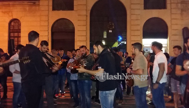 Με κρητικές καντάδες ξεσήκωσαν τα Χανιά και το ενετικό λιμάνι [photos+video] - Φωτογραφία 2