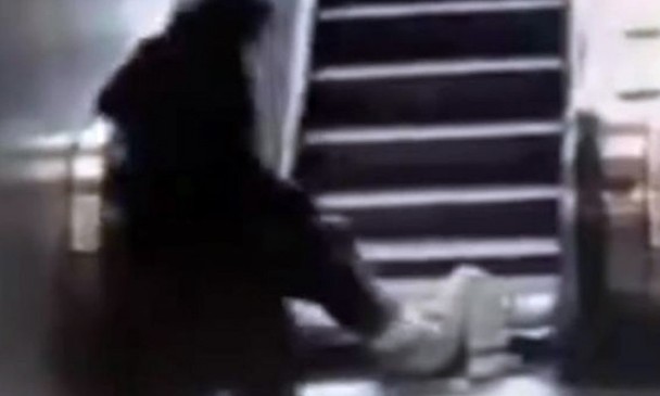 9χρονος εγκλωβίστηκε σε κυλιόμενη σκάλα! [video] - Φωτογραφία 1