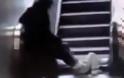 9χρονος εγκλωβίστηκε σε κυλιόμενη σκάλα! [video]