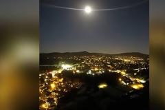 Εικόνες που κόβουν την ανάσα: Ο χορός του Δία με τη Σελήνη... [photos]