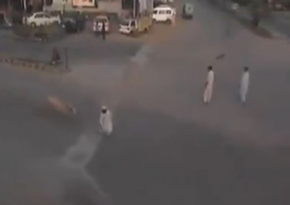 ΑΠΙΣΤΕΥΤΟ: Άντρας δέχθηκε επίθεση από το πουθενά από ταύρο - Δείτε το συγκλονιστικό βίντεο - Φωτογραφία 1
