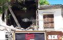 Ηράκλειο Κρήτης: Το κτίριο κατέρρεε και οι τουρίστες το ...χάζευαν [photos] - Φωτογραφία 2