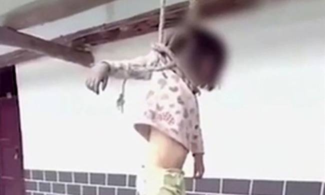 Βίντεο φρίκης: Κρέμασε και έδειρε την 8χρονη κόρη του επειδή έσκισε τα χαρτιά του διαζυγίου - Φωτογραφία 1