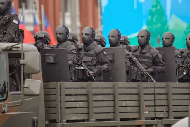 Στρατιώτες βγαλμένοι μέσα από ταινία τρόμου - Φορούν στολές που προκαλούν τρόμο [photos] - Φωτογραφία 1