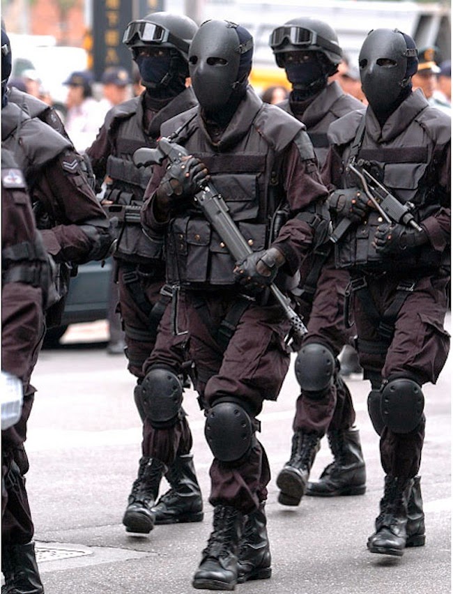 Στρατιώτες βγαλμένοι μέσα από ταινία τρόμου - Φορούν στολές που προκαλούν τρόμο [photos] - Φωτογραφία 4