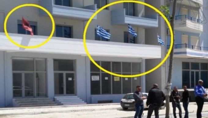 Αυλώνας: Αλβανοί επιτέθηκαν στο σπίτι βορειοηπειρώτη επειδή είχε Ελληνικές σημαίες στο μπαλκόνι του - Φωτογραφία 1