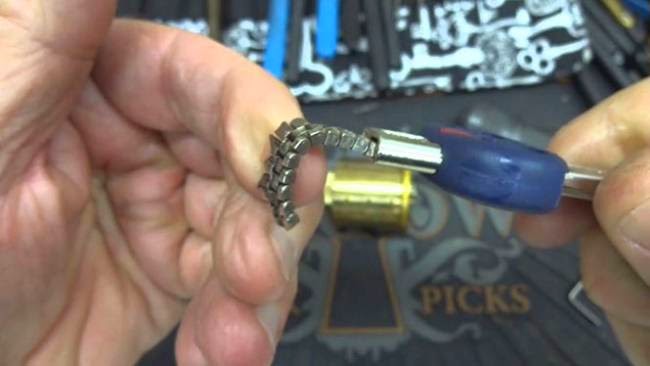 ΑΠΙΣΤΕΥΤΟ: Ίσως η πιο περίεργη κλειδαριά στον κόσμο... [video] - Φωτογραφία 1