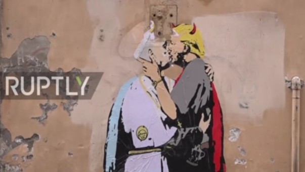 «Σκανδαλίζει» το γκράφιτι με τον Τράμπ να φιλιέται στο στόμα με τον Πάπα - Φωτογραφία 1