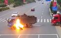 Το τροχαίο που κόβει την ανάσα: Οδηγός μηχανής τρακάρει με φορτηγό που παίρνει φωτιά [video]