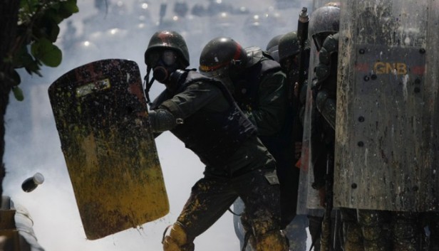 Βόμβες με περιττώματα, το νέο «όπλο» των διαδηλωτών στη Βενεζουέλα - Φωτογραφία 1