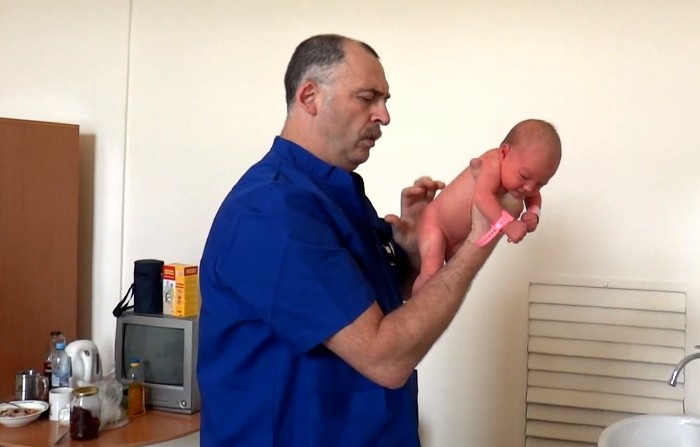 Εξέταση νεογέννητου μωρού από Ρώσο Ορθοπεδικό… που κόβει την ανάσα! [video] - Φωτογραφία 1