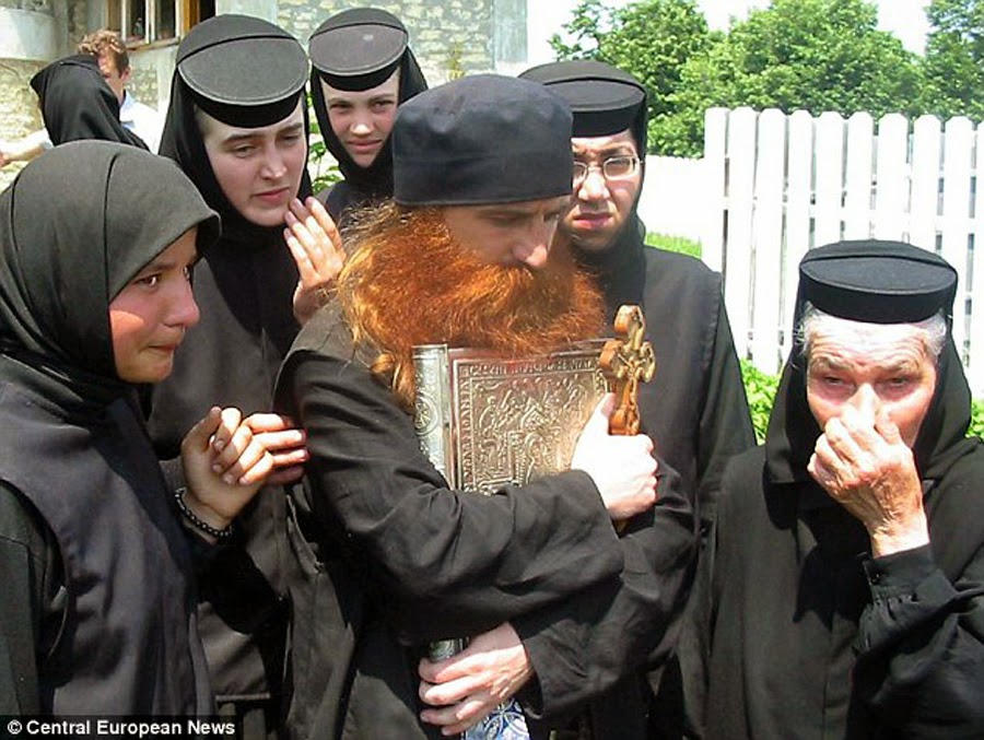 Σοκ: Μοναχοί σταύρωσαν καλόγρια μετά από εξορκισμό [photos] - Φωτογραφία 3