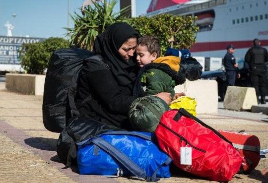 Ιστορίες προσφύγων που συγκλονίζουν καθημερινά στο λιμάνι της Πάτρας - Δύο μητέρες με τα επτά παιδιά τους προσπάθησαν να φθάσουν στην Ιταλία - Φωτογραφία 1