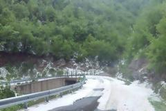 Άσπρισε ο τόπος στις Κάτω Θέρμες - Χαλάζι που θυμίζει χιόνι