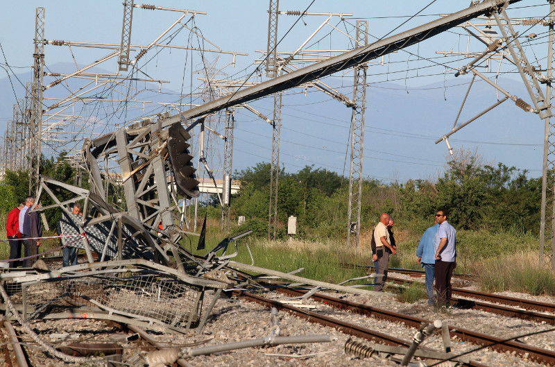 «Βομβαρδισμένο» τοπίο θυμίζει το σημείο του σιδηροδρομικού δυστυχήματος  Πηγή: «Βομβαρδισμένο» τοπίο θυμίζει το σημείο του σιδηροδρομικού δυστυχήματος [εικόνες] | iefimerida.gr - Φωτογραφία 10