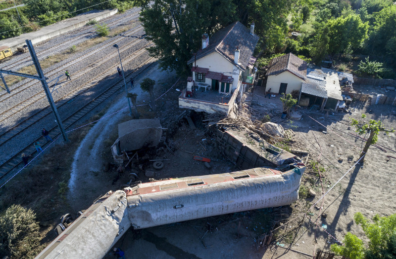 «Βομβαρδισμένο» τοπίο θυμίζει το σημείο του σιδηροδρομικού δυστυχήματος  Πηγή: «Βομβαρδισμένο» τοπίο θυμίζει το σημείο του σιδηροδρομικού δυστυχήματος [εικόνες] | iefimerida.gr - Φωτογραφία 11