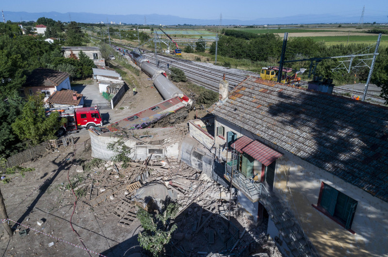 «Βομβαρδισμένο» τοπίο θυμίζει το σημείο του σιδηροδρομικού δυστυχήματος  Πηγή: «Βομβαρδισμένο» τοπίο θυμίζει το σημείο του σιδηροδρομικού δυστυχήματος [εικόνες] | iefimerida.gr - Φωτογραφία 12
