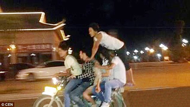 Απίστευτες φωτογραφίες: Τυπάς χώρεσε 6 άτομα πάνω σε ένα μηχανάκι [photos] - Φωτογραφία 2