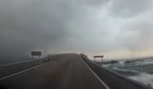 Αυτός είναι ο πιο επικίνδυνος δρόμος στο κόσμο που οι οδηγοί τον τρέμουν - Εσείς θα περνάγατε από αυτόν; [photos] - Φωτογραφία 1