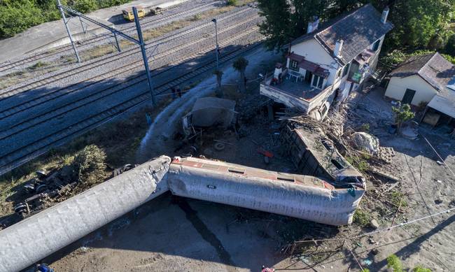 Εκτροχιασμός τρένου στο Άδενδρο: Τα σενάρια για τη σιδηροδρομική τραγωδία - Φωτογραφία 1