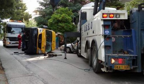 Τροχαίο ατύχημα στα Βριλήσσια - Ανετράπη σχολικό λεωφορείο - Φωτογραφία 1