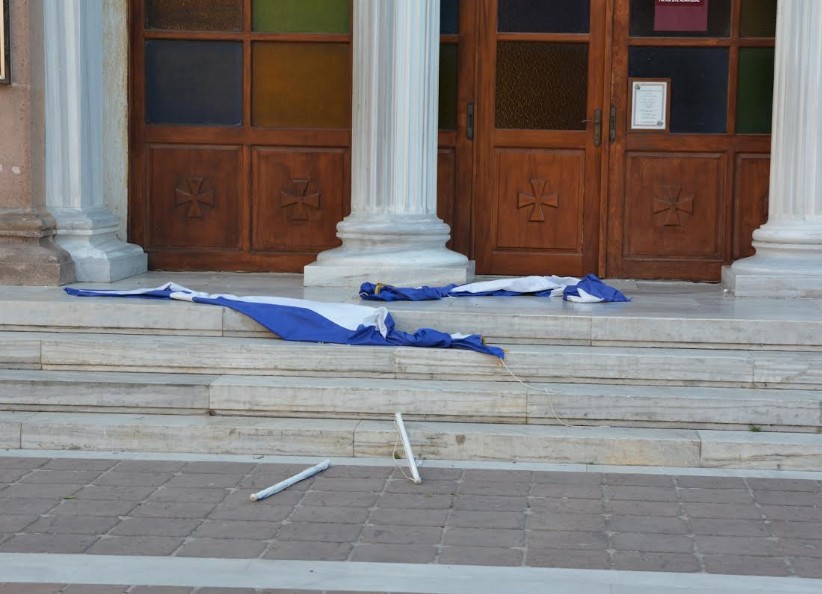 «Βάνδαλοι» έσκισαν και πέταξαν τις Ελληνικές σημαίες του Ι. Ναού Αγίου Θεράποντα Μυτιλήνης - Φωτογραφία 1