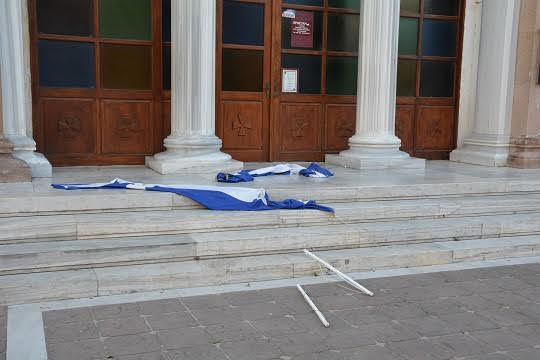 «Βάνδαλοι» έσκισαν και πέταξαν τις Ελληνικές σημαίες του Ι. Ναού Αγίου Θεράποντα Μυτιλήνης - Φωτογραφία 2