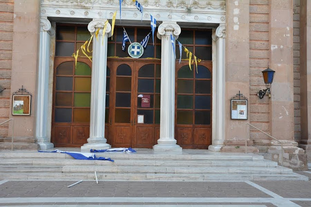 «Βάνδαλοι» έσκισαν και πέταξαν τις Ελληνικές σημαίες του Ι. Ναού Αγίου Θεράποντα Μυτιλήνης - Φωτογραφία 4