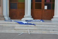 «Βάνδαλοι» έσκισαν και πέταξαν τις Ελληνικές σημαίες του Ι. Ναού Αγίου Θεράποντα Μυτιλήνης
