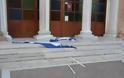 «Βάνδαλοι» έσκισαν και πέταξαν τις Ελληνικές σημαίες του Ι. Ναού Αγίου Θεράποντα Μυτιλήνης - Φωτογραφία 2