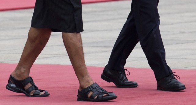 Ποιος πρωθυπουργός εμφανίστηκε με φούστα, σανδάλι και γραβάτα - Φωτογραφία 1