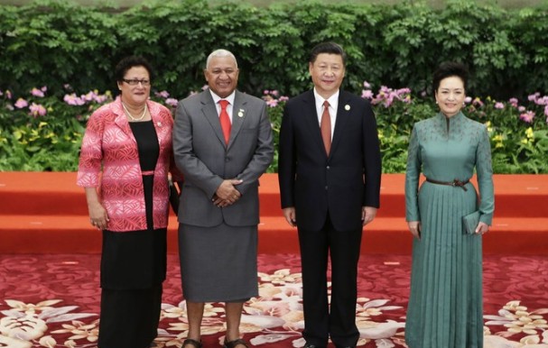 Ποιος πρωθυπουργός εμφανίστηκε με φούστα, σανδάλι και γραβάτα - Φωτογραφία 2