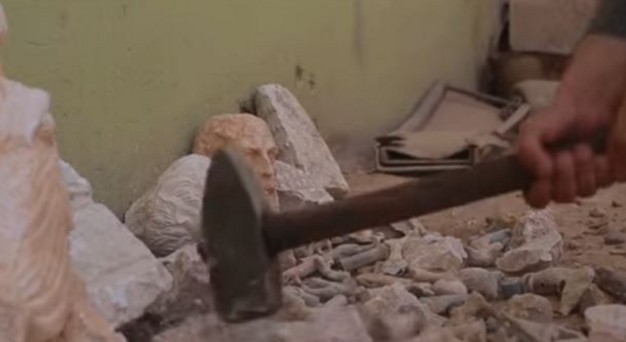 Μαχητές του ISIS κατέστρεψαν με βαριοπούλες αρχαιότητες στη Συρία - Φωτογραφία 1