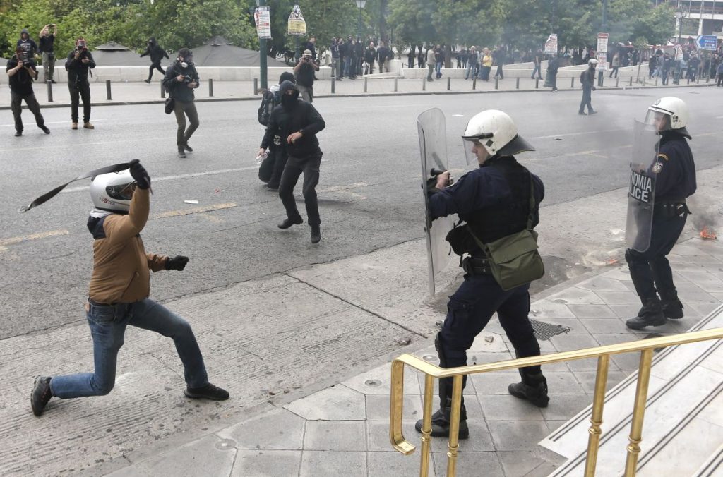 Τι πρωτότυπο για άλλη μια φορά!!! Επεισόδια στο Σύνταγμα – Μολότοφ, πετροπόλεμος και δακρυγόνα (φωτο+βίντεο) - Φωτογραφία 3