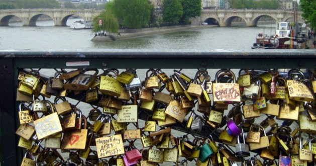 Αναζητούνται οι κάτοχοι λουκέτων της αγάπης στο Παρίσι - Φωτογραφία 1