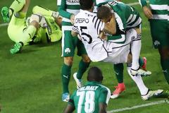 Δείτε καρέ καρέ το άγριο ξύλο νωρίτερα μεταξύ παικτών του ΠΑΟ και του ΠΑΟΚ [photos]