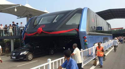 Δες το πρώτο λεωφορείο που περνάει πάνω από τα αυτοκίνητα στους δρόμους της πόλης Qinhuangdao στην Κίνα!! (ΒΙΝΤΕΟ) - Φωτογραφία 1